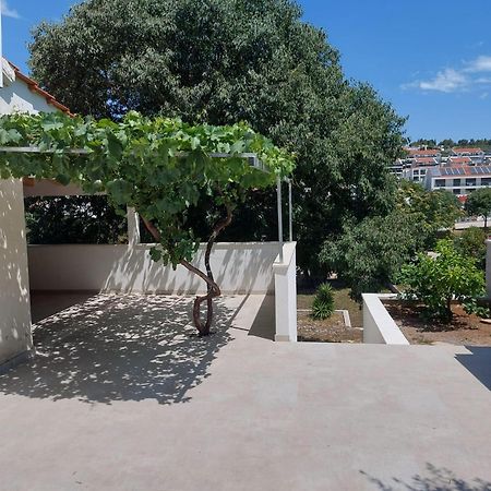 Holiday Home Dora Сутіван Екстер'єр фото